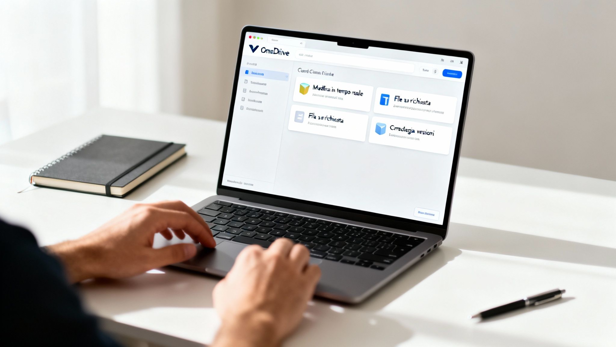 Mani che digitano su un laptop con l'interfaccia di OneDrive, evidenziando funzionalità di gestione e collaborazione aziendale.