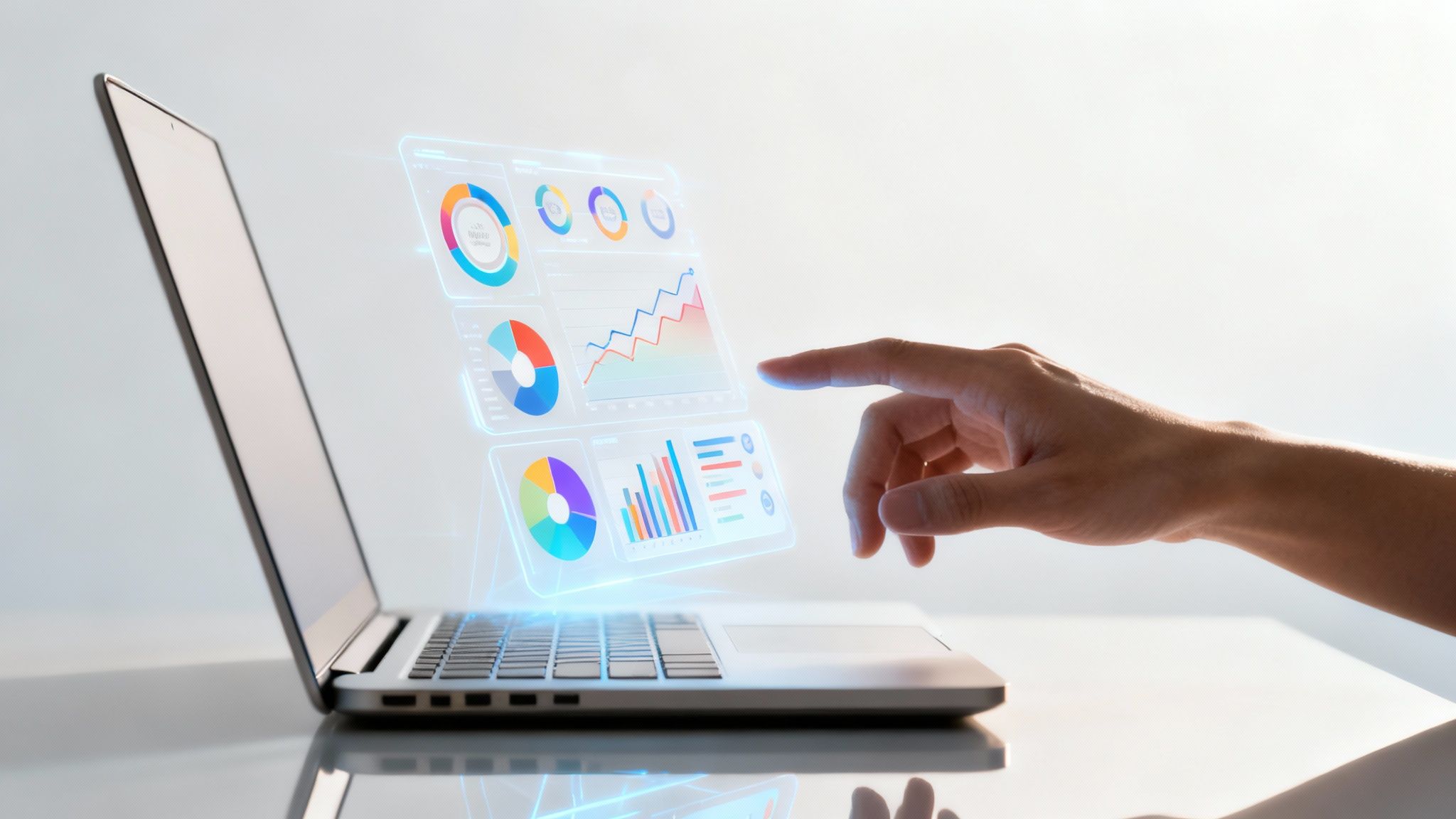 Mano interagisce con un display olografico di analisi dati, proiettato da un laptop moderno.